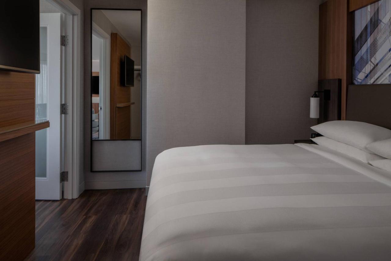 One-Bedroom King Suite with Sofa Bed - Club Lounge Access